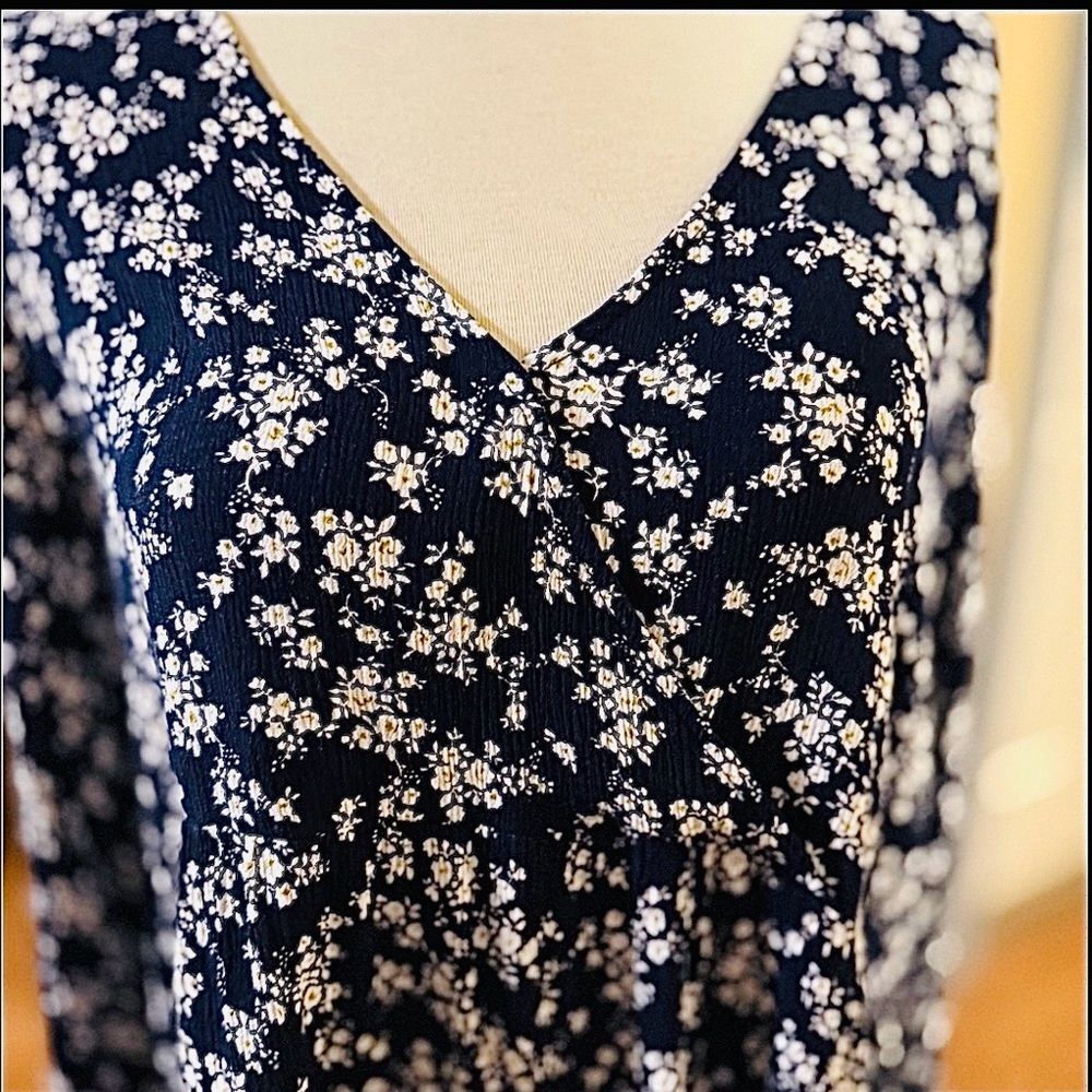 Suzanne Betro Midnight Blue and Ivory Floral Top - Picture 2 of 9